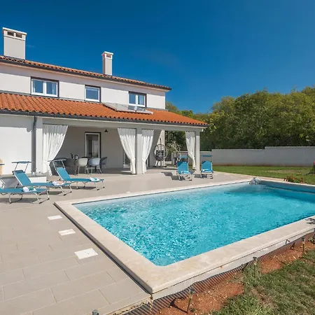 Vakantiehuis Amazing In Roial